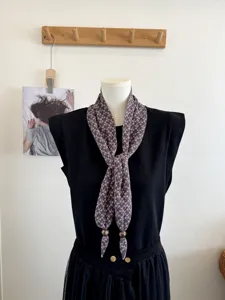 Retro jacquard driehoek halsdoek met houten kralen, vintage bloemenpatroon stijlvol.