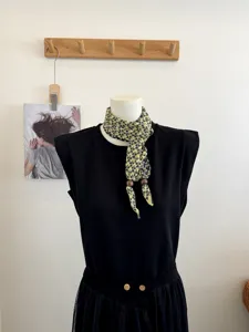 Retro jacquard driehoekige sjaal met houten kralen, elegante bloemen halsdoek stijl.