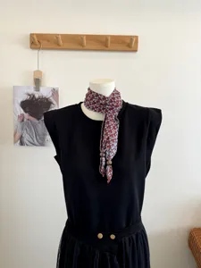 Mooie jacquard driehoekige sjaal met houten kralen en retro bloemen knoopvrij voor dames