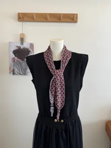Retro bloemen jacquard driehoekige sjaal met houten kralen sluiting voor dames.