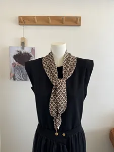 Gedetailleerd uitzicht van de retro contrast jacquard driehoekige sjaal met houten kralen.