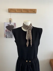Vintage bruin geprint halsdoek met houten kralen decoratie, retro stijlmode accessoire.