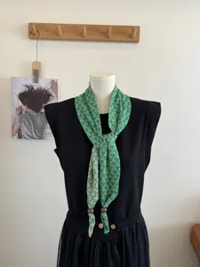 Retro groene jacquard bloemensjaal met houten kraal decoratie, literaire stijl halsdoek.