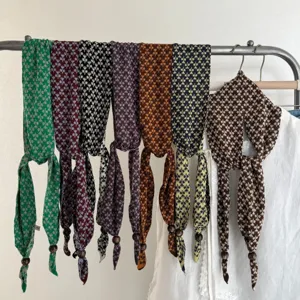 Retro Bloemen Jacquard Driehoekige Sjaal Met Houten Kralen Gesp Voor Vrouwen Artistieke Contrast Kleur Halswarmer Decoratieve Bandana
