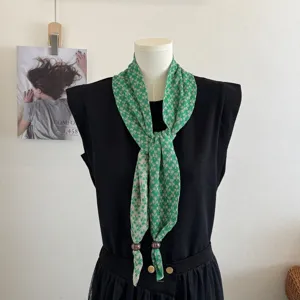 Groene retro bloemen jacquard driehoekige sjaal met houten kralen gesp voor dames.