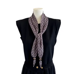 Vintage patroon halsdoek met houten kralen hanger, elegante retro sjaal voor dames.