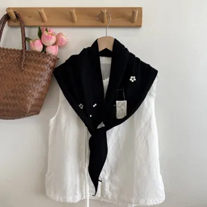 Foulard écharpe triangulaire en tricot noir avec broderie florale blanche, accessoire élégant.