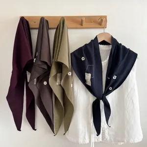 Foulard écharpe triangle en tricot avec broderie florale et patch détails pour femmes polyvalent