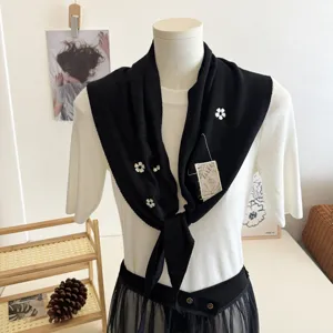 Écharpe triangulaire en tricot noir avec broderie de fleurs blanches, châle élégant.