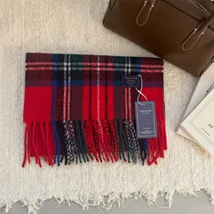 Detalle del patron de cuadros clasico y textura de flecos de la bufanda escocesa de invierno.