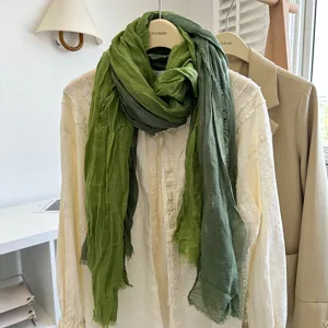Grüner, leichter Leinenschal im Farbverlauf Detailansicht, knittriger Damenschal Mode.