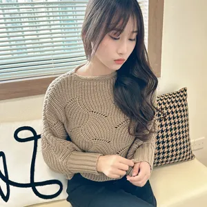 Detailansicht des beigen Damen Strickpullovers mit klassischem Rundhalsausschnitt und Textur.