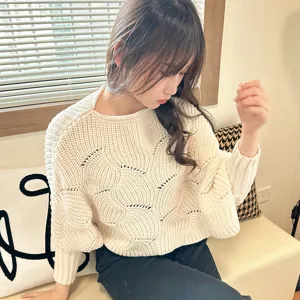Detailansicht des beige Damen Strickpullovers, Langarm Pullover mit Lochmuster Design.