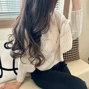 Nahaufnahme der hohlen Strickpullover Textur für Damen, bequemer beiger Pullover im Alltag.