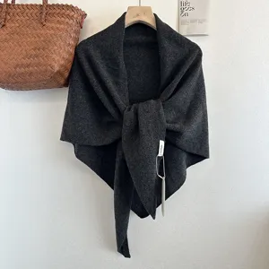 Sciarpa triangolare in lana 100% grigio scuro da donna, scialle scaldacollo lavorato.