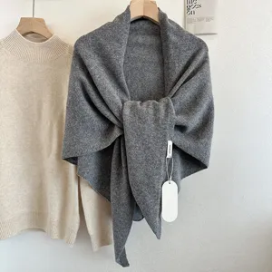 Comoda sciarpa scialle triangolare in 100% lana grigia, perfetta per l'inverno femminile.