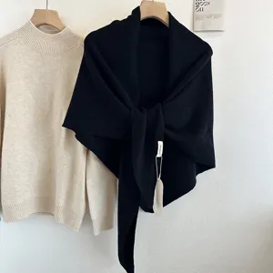 Accogliente scialle triangolare in maglia di lana 100% nera per un calore elegante al collo.