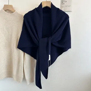 Sciarpa triangolare da donna in lana blu scuro, elegante e calda stola per inverno.