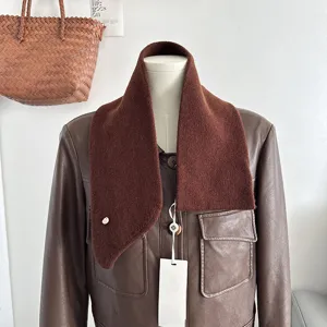 Sciarpa incrociata in maglia di lana marrone da donna e uomo, elegante scaldacollo autunnale.