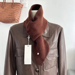 Sciarpa incrociata in pura lana marrone, elegante, calda, comoda e alla moda per l'inverno.