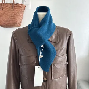 Sciarpa incrociata in maglia tinta unita per inverno caldo, comodo accessorio in lana.