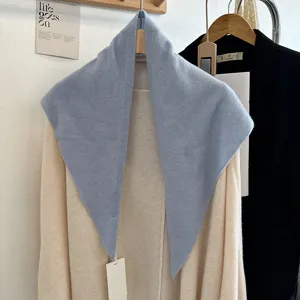 Weiches Woll-Dreiecktuch für Damen, einfarbiger Winter-Halswärmer und stylischer Strickschal.