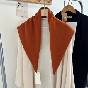 Koreanischer einfarbiger Wolle Dreieckschal Schal, weicher warmer Winter Nackenschoner Detail.