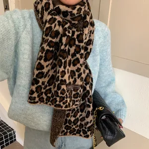 Gemütlicher Leopardenmuster Strickschal für Damen, klassischer warmer Winterschal für Mode.