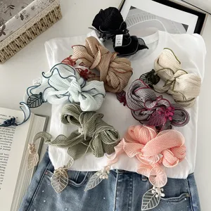 Plissiertes kleines Seidentuch Damen Mode Halstuch mit süßem Blattanhänger Zubehör