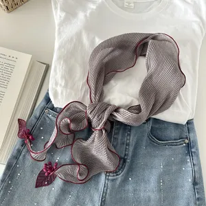 Gepflegtes plissiertes Seidentuch für Damen, elegantes Halstuch mit Blatt-Anhänger.
