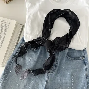 Schwarzer, gecrinkelter Damen-Seidenschal, japanischer Stil, eleganter Halstuch mit Blättern.