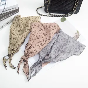 Blumiges Dreieck Stirnband Schal Detail, süßes Damen Haaraccessoire für den täglichen Stil.