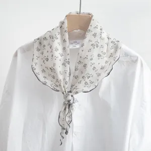 Detailaufnahme eines baumwollenen Dreiecksdufts mit Blumenmuster und feiner Textur.