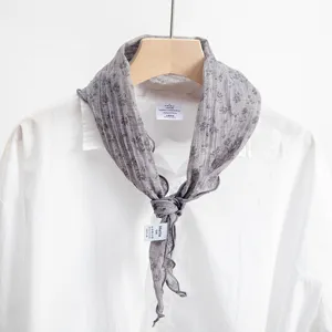 Detailansicht graues florales Dreieckstuch, Baumwollstoff, elegantes Halstuch und Haarschmuck.