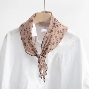 Braunes florales Baumwoll-Dreieckstuch für Damen, süßes neckisches Halstuch Accessoire.