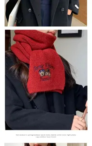 Écharpe d'hiver tricotée rouge avec broderie d'ourson mignon, chaude pour femmes.