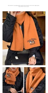 Écharpe en tricot orange pour femmes avec broderie d'ours mignonne style chaud d'hiver