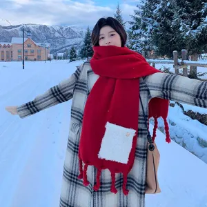 Roter Winter-Taschenschal für Damen, warmer Kaschmir-Schal mit Fransen und weicher Plüschtasche.