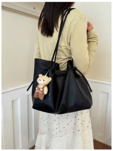 Borsa tote nera in pelle PU da donna, pratica borsa a spalla con ciondolo a orsetto e lacci.