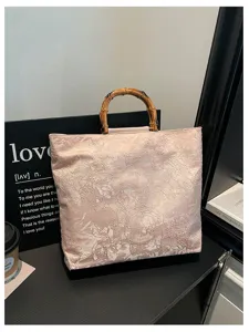 Elegante rosafarbene Jacquard-Handtasche mit natürlichem Bambusgriff, geräumige Abendtasche.