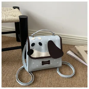 Detailopname van de schattige cartoon hond PU lederen rugzak met leuke hangende oren.