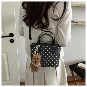 Stilvolle schwarze Pünktchen PU Eimer Handtasche mit süßem Plüschhund Anhänger für Damen.