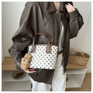 Polka Dot Eimer Tasche Detail, stilvolle PU Handtasche mit süßem Plüsch Hund Anhänger.