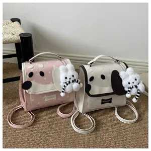 Leuke cartoon PU lederen dames rugzak en schoudertas met pluizige pluche dierlijke hanger.