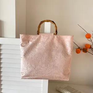 Elegante rosa Handtasche aus Stoff mit Blumenmuster und Bambusgriff, geräumige Damentasche.