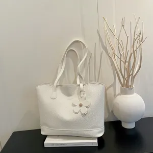 Borsa a shopper da donna bianca minimalista di grande capacita con ciondolo a fiore elegante