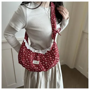 Borsa a spalla rossa con stampa floreale, bordo in pizzo bianco e fiocco per donne.
