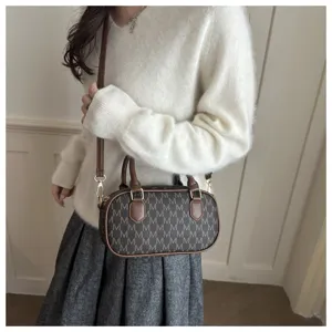 Stilvolle braune Monogramm PU Leder Umhängetasche Handtasche mit Griff für Damen.