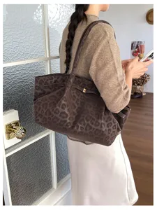 Borsa tote grande in camoscio ecologico con stampa leopardata stile retro da lavoro