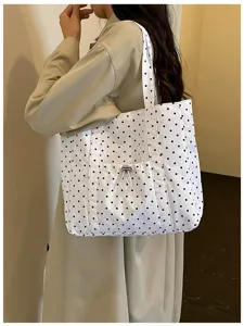 Vista dettagliata della borsa tote in tela a pois casual con tasca per uso quotidiano.